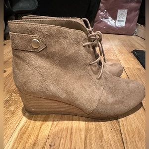 Size 7.5 Dr Scholls wedge booties